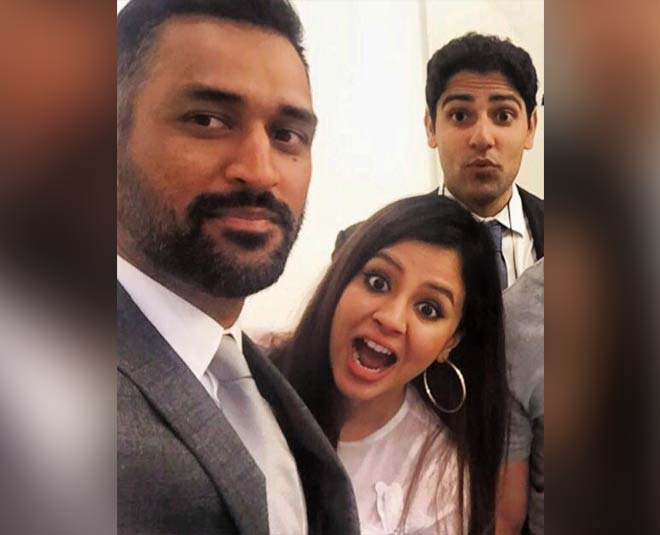 sakshi dhoni crazy look