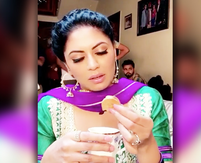 kavita kaushik snacks insdie