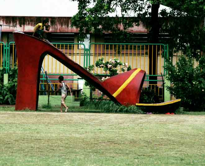 This woman collect rape victims clothes and exhibit it in several places ()