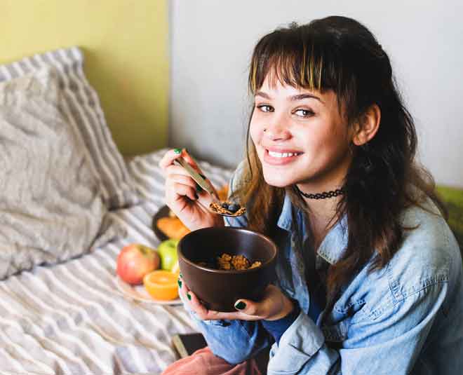 Health and money loss of eating food on bed
