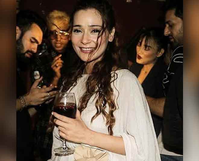 sara khan explanation viral nude