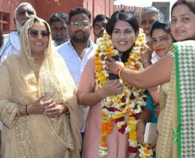 in the age of she become a sarpanch of village ()