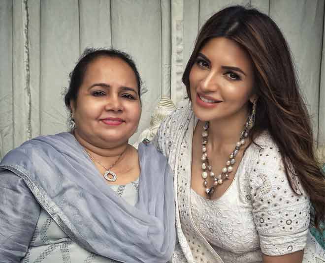 shama sikander with mother in
