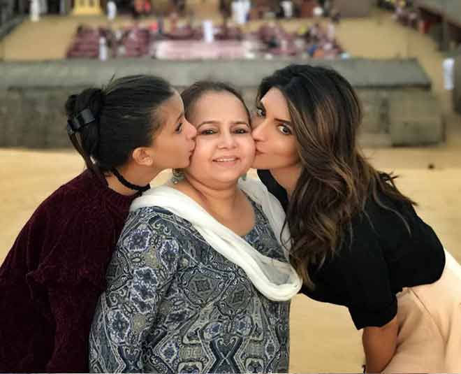 shama sikander with mother in