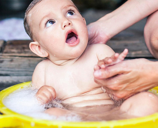 Important tips for bathing baby inside