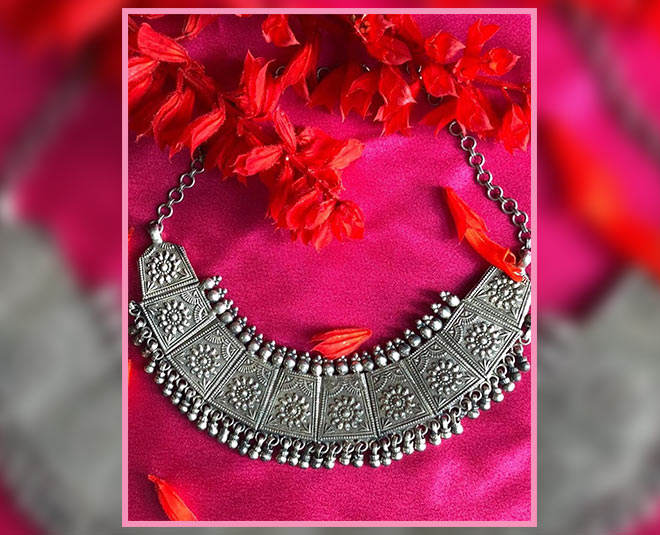 apart from gold jewellery brides can also purchase moti kundan and silver jewellery