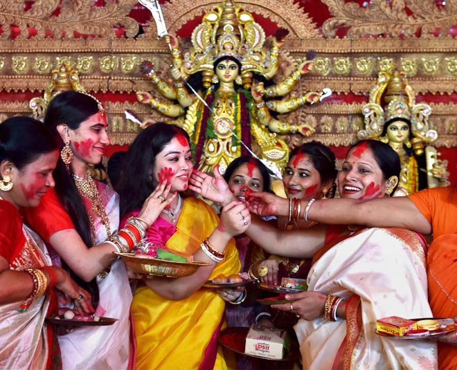 durga puja sindur khela ritual by actress drashti dhami