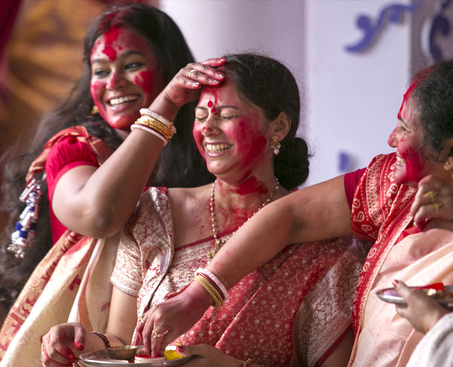 durga puja sindur khela ritual by actress drashti dhami