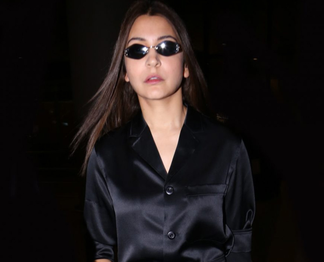 airport look anushka