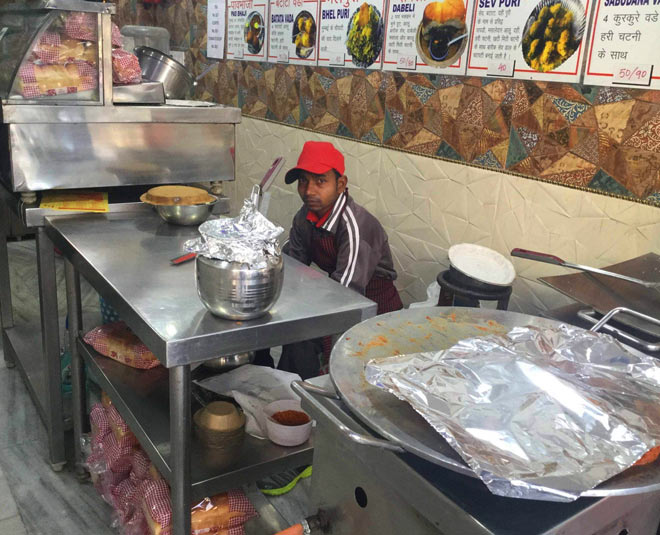 delhi best vada pav places ()