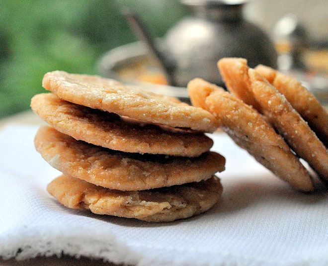 aloo papdi mathri inside