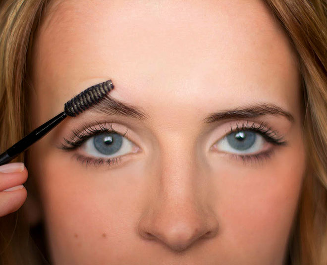 get perfect eyebrow shape with tweezers inside