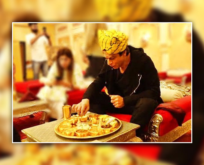 eating with hand shahrukh