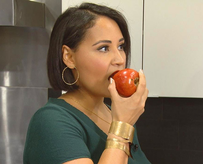 not eat food with left hand inside