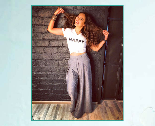 sonakshi happy outfit
