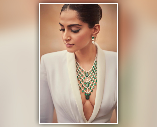 sonam kapoor red carpet cannes