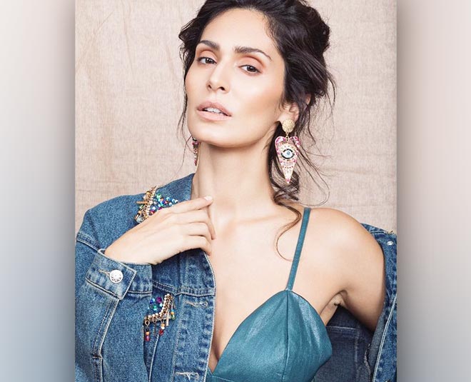 bruna giving birth to her daughter in water inside