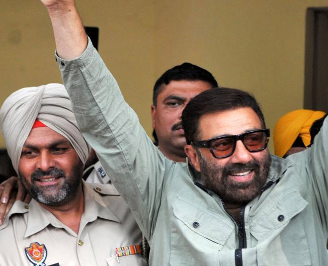 karisma kapoor and sunny deol has to reach railway court on sep for train pulling case inside