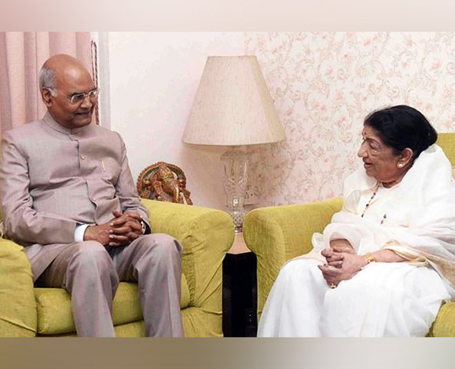 lata mangeshkar with president inside