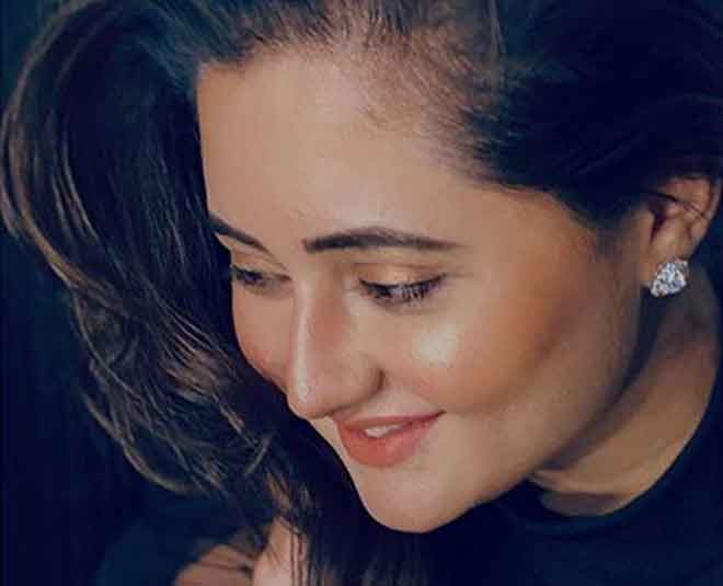 bigg boss contestant rashami desai smiling