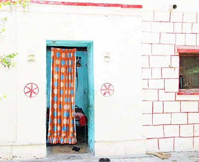 doorless home at shani shingnapur