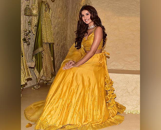 how to wear yellow colour in wedding function inside
