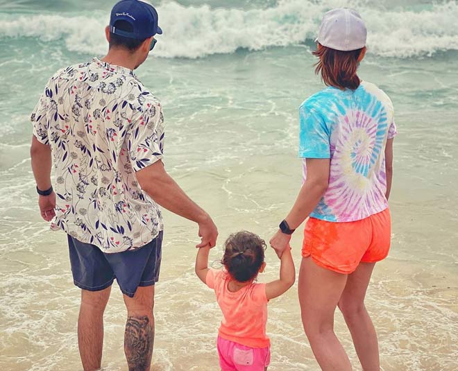 inaya with mummy papa