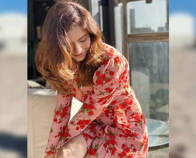 actress aamna sharif short dress looks inside