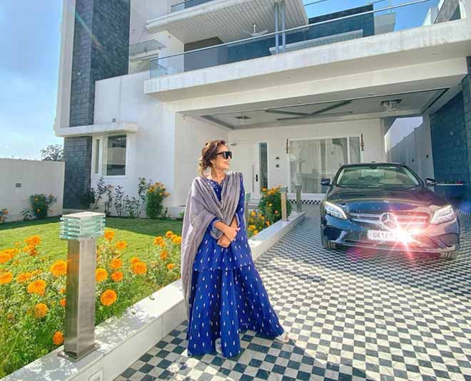 bollywood singer neha kakkar stylish looks inside