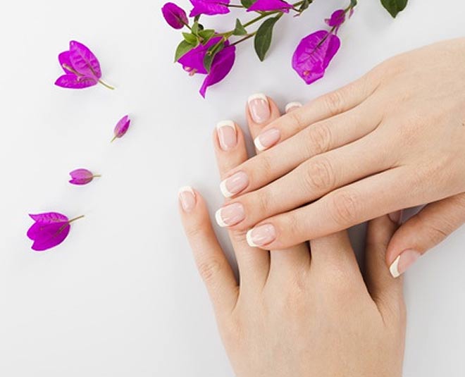 getting acrylic nails art INSIDE