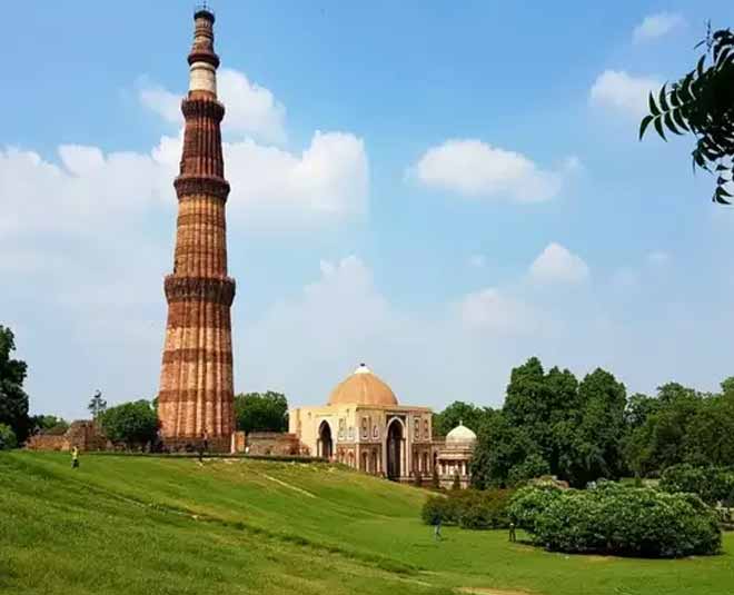 monuments in India most money from tourism kutubminar inside