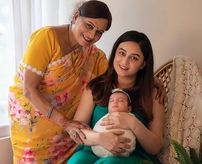mahhi vij with daughter happy