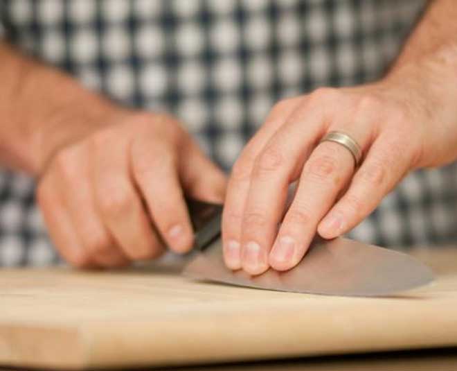 knife sharpen trick with newspaper