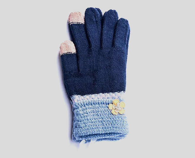 simple woolen gloves