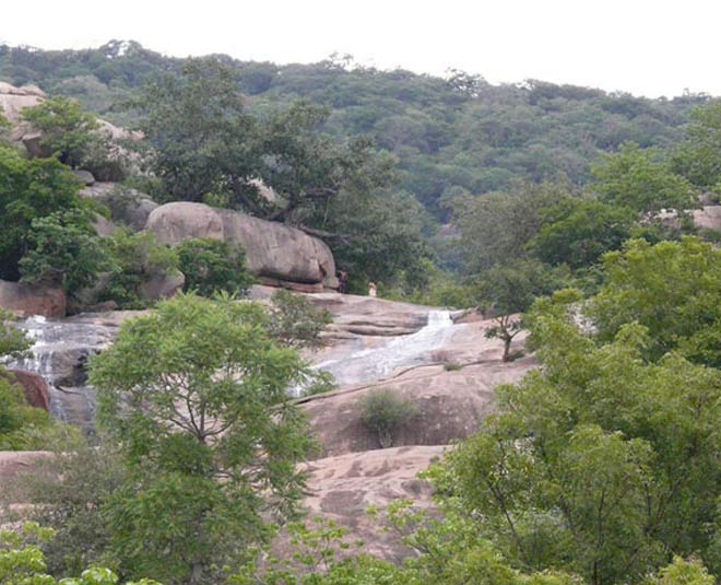 Jalagamparai Waterfalls
