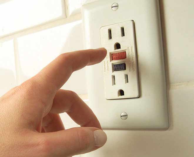 best way to clean electrica plugs inside