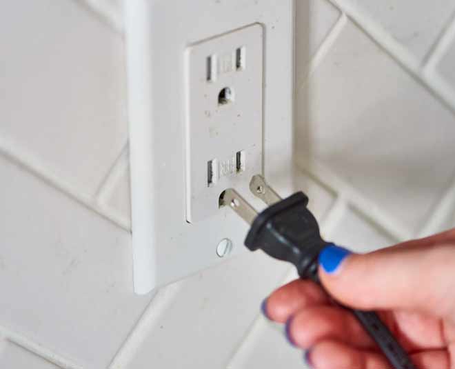 best way to clean electrica plugs inside