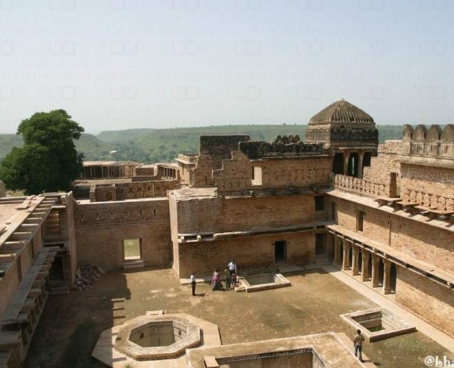 places to visit in chanderi fort inside