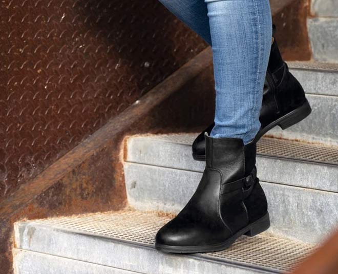 how to keep leather footwear in rainy season from fungus