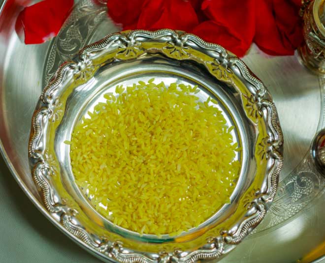 how to offer akshat to god in puja