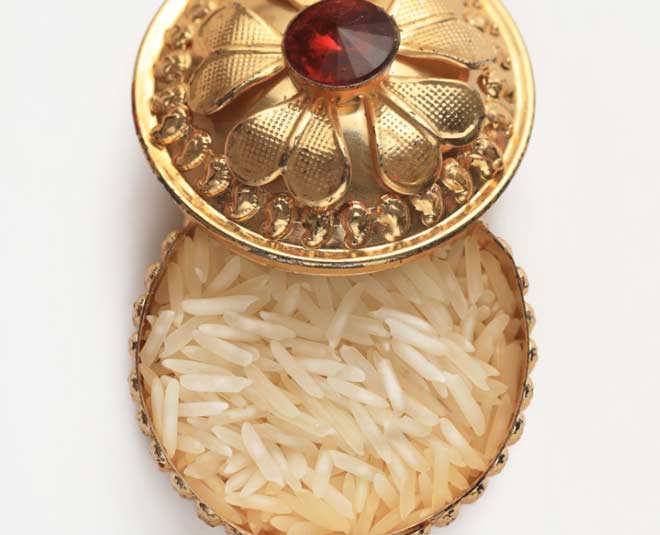 how to offer akshat to god