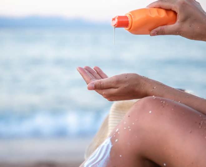 easy elbow skincare routine apply sunscreen