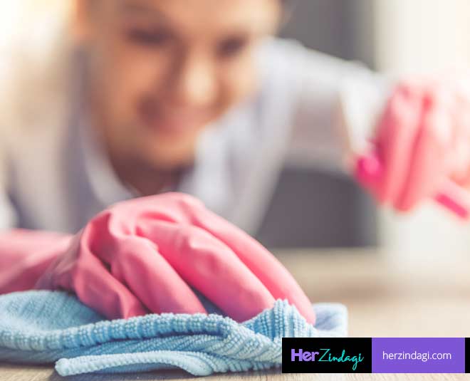 cleaning fridge surface