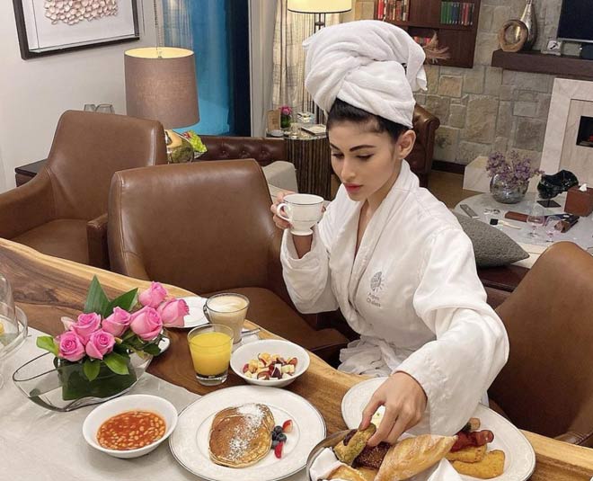 mouni roy detox water