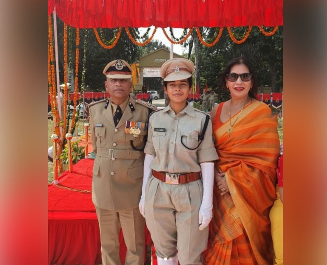 Cop daughter salutes cop father