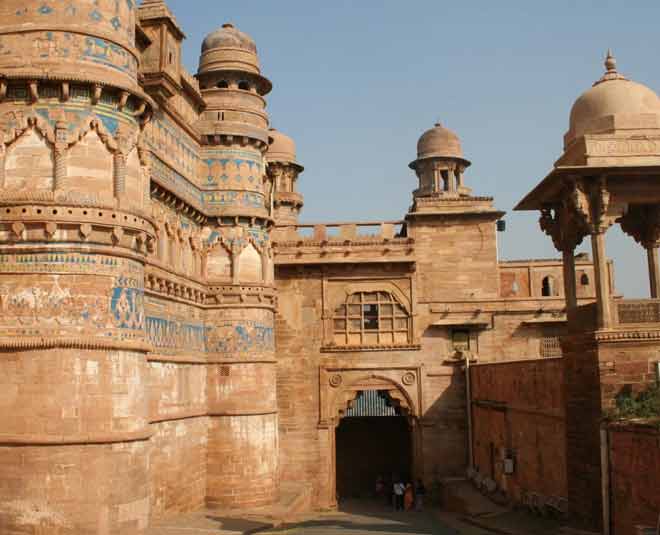 how to reach gwalior fort