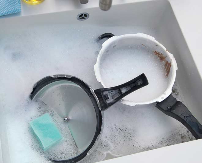 clean burnt non stick cooker