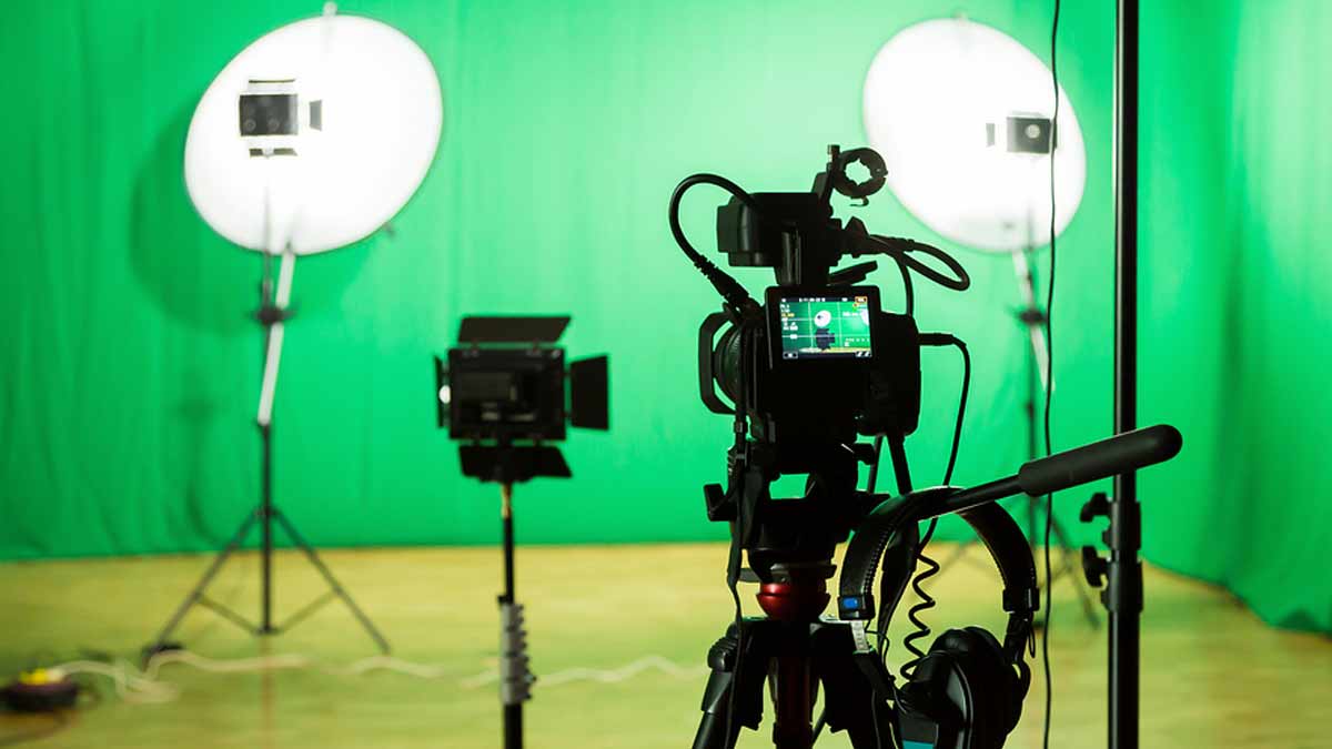 green cloth is used in film shoots inside