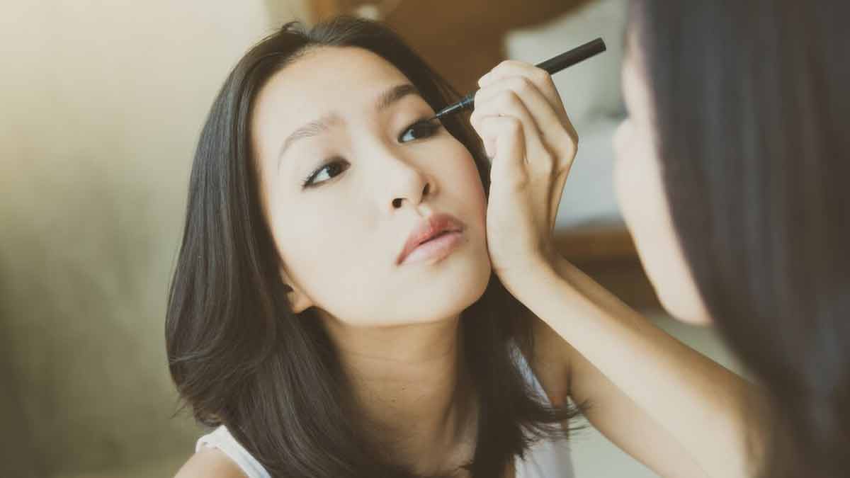 clean eyeliner brush