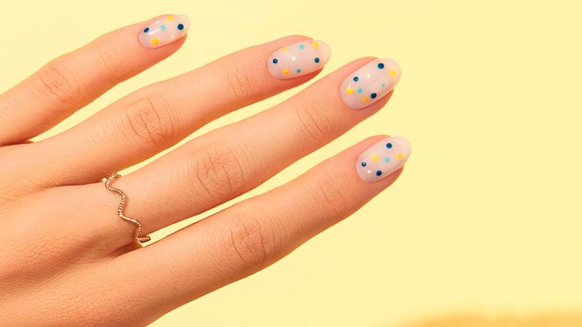 dot nail art